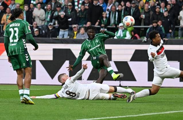 GER, 1. FBL, SV Werder Bremen vs FC St. Pauli 04.10.2025, wohninvest Weserstadion, Bremen, GER, 1. FBL, SV Werder Bremen vs FC St. Pauli im Bild picture shows Victor Boniface (SV Werder Bremen 44) beim Torschuss Eric Smith (FC St. Pauli 08) und Joel Chima Fujita (FC St. Pauli 16) kommen nicht ran, links Isaac Schmidt (SV Werder Bremen 23)