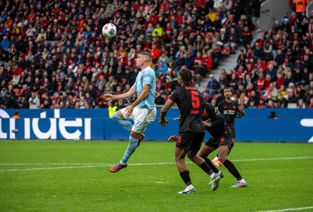Fußball, Herren, Saison 2025 2026, 1. Bundesliga (6. Spieltag), Bayer 04 Leverkusen - 1. FC Union Berlin, v. l. Andrej Ilic (1. FC Union Berlin), Loic Bade (Leverkusen), Jarell Quansah (Leverkusen), 04.10. 2025, Copyright: xMatthiasxKochx