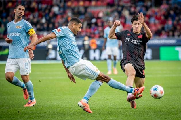 DFL: Bayer 04 Leverkusen - 1. FC Union Berlin, 04.10.2025 Danilo Doekhi (1. FC Union Berlin, 5) klärt vor Ibrahim Maza (Bayer 04 Leverkusen, 30), links steht Rani Khedira (1. FC Union Berlin, 8); Bayer 04 Leverkusen - 1. FC Union Berlin an Spieltag 6 der 1. Fußball-Bundesliga am 04.10.2025 in der BayArena in Leverkusen. DIE DFL-VORSCHRIFTEN VERBIETEN JEDE VERWENDUNG VON FOTOS ALS BILDSEQUENZEN UND ODER QUASI-VIDEO. ; Bayer 04 Leverkusen - 1. FC Union Berlin on Matchday 6 of the 1. Bundesliga on 04.10.2025 at the BayArena in Leverkusen. DFL REGULATIONS PROHIBIT ANY USE OF PHOTOGRAPHS AS IMAGE SEQUENCES AND OR QUASI-VIDEO. ; Bayer 04 Leverkusen - 1. FC Union Berlin an Spieltag 6 der 1. Fußball-Bundesliga am 04.10.2025 in der BayArena in Leverkusen. DIE DFL-VORSCHRIFTEN VERBIETEN JEDE VERWENDUNG VON FOTOS ALS BILDSEQUENZEN UND ODER QUASI-VIDEO. ; Bayer 04 Leverkusen - 1. FC Union Berlin on Matchday 6 of the 1. Bundesliga on 04.10.2025 at the BayArena in Leverkusen. DFL REGULATIONS PROHIBIT ANY USE OF PHOTOGRAPHS AS IMAGE SEQUENCES AND OR QUASI-VIDEO. Copyright: xBEAUTIFULxSPORTS AxelxKohringx