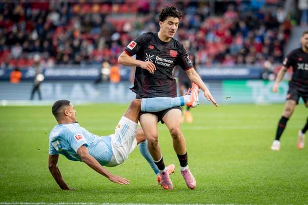 DFL: Bayer 04 Leverkusen - 1. FC Union Berlin, 04.10.2025 Danilo Doekhi (1. FC Union Berlin, 5) und Ibrahim Maza (Bayer 04 Leverkusen, 30) verhaken sich; Bayer 04 Leverkusen - 1. FC Union Berlin an Spieltag 6 der 1. Fußball-Bundesliga am 04.10.2025 in der BayArena in Leverkusen. DIE DFL-VORSCHRIFTEN VERBIETEN JEDE VERWENDUNG VON FOTOS ALS BILDSEQUENZEN UND ODER QUASI-VIDEO. ; Bayer 04 Leverkusen - 1. FC Union Berlin on Matchday 6 of the 1. Bundesliga on 04.10.2025 at the BayArena in Leverkusen. DFL REGULATIONS PROHIBIT ANY USE OF PHOTOGRAPHS AS IMAGE SEQUENCES AND OR QUASI-VIDEO. ; Bayer 04 Leverkusen - 1. FC Union Berlin an Spieltag 6 der 1. Fußball-Bundesliga am 04.10.2025 in der BayArena in Leverkusen. DIE DFL-VORSCHRIFTEN VERBIETEN JEDE VERWENDUNG VON FOTOS ALS BILDSEQUENZEN UND ODER QUASI-VIDEO. ; Bayer 04 Leverkusen - 1. FC Union Berlin on Matchday 6 of the 1. Bundesliga on 04.10.2025 at the BayArena in Leverkusen. DFL REGULATIONS PROHIBIT ANY USE OF PHOTOGRAPHS AS IMAGE SEQUENCES AND OR QUASI-VIDEO. Copyright: xBEAUTIFULxSPORTS AxelxKohringx