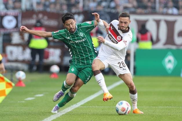 04.10.2025, xtgx, Fussball - 1.Bundesliga SV Werder Bremen - FC St.Pauli v.l. Yukinari Sugawara (Bremen, 3), Mathias Pereira Lage (St. Pauli, 28) Zweikampf, Duell, Kampf, tackle (DFL DFB REGULATIONS PROHIBIT ANY USE OF PHOTOGRAPHS as IMAGE SEQUENCES and or QUASI-VIDEO) Bremen