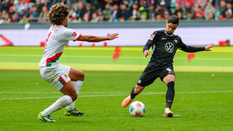Mohamed Amoura (9, VfL Wolfsburg) beim Spiel zwischen FC Augsburg v VfL Wolfsburg, Fußball, Herren, Bundesliga, 2025 2026, 6.Spieltag am 04.10.2025 in Augsburg, WWK-Arena. DFL and DFB regulations prohibit any use of photographs as image sequences and or quasi-video. Bayern Deutschland