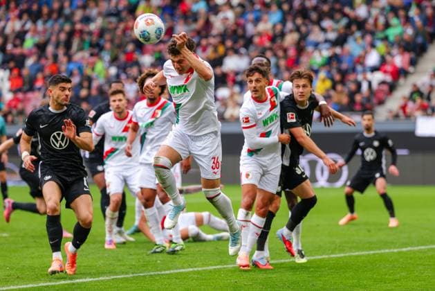 Mert Kömür (36, FC Augsburg) klärt die Ecke per Kopfball beim Spiel zwischen FC Augsburg v VfL Wolfsburg, Fußball, Herren, Bundesliga, 2025 2026, 6.Spieltag am 04.10.2025 in Augsburg, WWK-Arena. DFL and DFB regulations prohibit any use of photographs as image sequences and or quasi-video. Bayern Deutschland