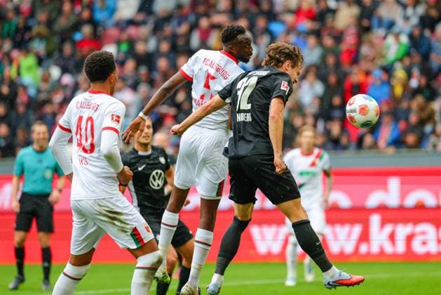 Mattias Svanberg (32, VfL Wolfsburg) und Chrislain Matsima (5, FC Augsburg) beim Spiel zwischen FC Augsburg v VfL Wolfsburg, Fußball, Herren, Bundesliga, 2025 2026, 6.Spieltag am 04.10.2025 in Augsburg, WWK-Arena. DFL and DFB regulations prohibit any use of photographs as image sequences and or quasi-video. Bayern Deutschland
