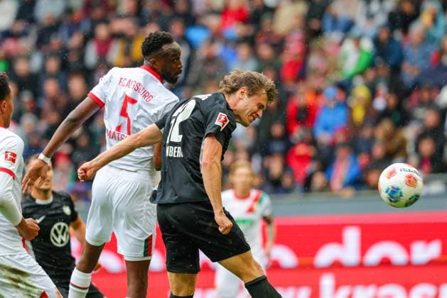 Mattias Svanberg (32, VfL Wolfsburg) und Chrislain Matsima (5, FC Augsburg) beim Spiel zwischen FC Augsburg v VfL Wolfsburg, Fußball, Herren, Bundesliga, 2025 2026, 6.Spieltag am 04.10.2025 in Augsburg, WWK-Arena. DFL and DFB regulations prohibit any use of photographs as image sequences and or quasi-video. Bayern Deutschland