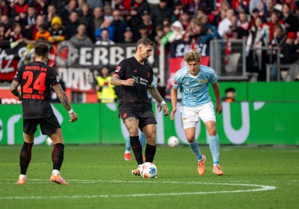 Fußball, Herren, Saison 2025 2026, 1. Bundesliga (6. Spieltag), Bayer 04 Leverkusen - 1. FC Union Berlin, v. l. Aleix Garcia (Leverkusen), Robert Andrich (Leverkusen), Aljoscha Kemlein (1. FC Union Berlin), 04.10. 2025, Copyright: xMatthiasxKochx
