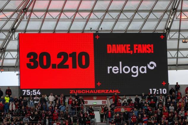 Fußball, Herren, Saison 2025 2026, 1. Bundesliga (6. Spieltag), Bayer 04 Leverkusen - 1. FC Union Berlin, Anzeigetafel mit Zuschauerzahl: 30210, 04.10. 2025, Copyright: xMatthiasxKochx