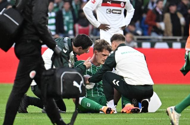 GER, 1. FBL, SV Werder Bremen vs FC St. Pauli 04.10.2025, wohninvest Weserstadion, Bremen, GER, 1. FBL, SV Werder Bremen vs FC St. Pauli im Bild picture shows Spielende. Endstand 1:0. Verletzt Verletzung Schmerzen. Jens Stage (SV Werder Bremen 06) braucht medizinische Betreuung