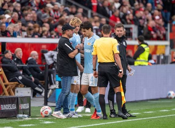 Fußball, Herren, Saison 2025 2026, 1. Bundesliga (6. Spieltag), Bayer 04 Leverkusen - 1. FC Union Berlin, v. l. Trainer Steffen Baumgart (1. FC Union Berlin), Tom Rothe (1. FC Union Berlin), Diogo Leite (1. FC Union Berlin), 04.10. 2025, Copyright: xMatthiasxKochx