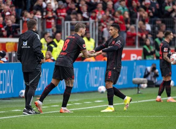 Fußball, Herren, Saison 2025 2026, 1. Bundesliga (6. Spieltag), Bayer 04 Leverkusen - 1. FC Union Berlin, v. l. Frank Willenborg (4. Offizieller), Robert Andrich (Leverkusen), Ezequiel Fernandez (Leverkusen), 04.10. 2025, Copyright: xMatthiasxKochx