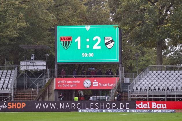 04.10.2025, Fussball, Herren, 10. Spieltag 3. Liga Saison 2025 2026: FC Schweinfurt 05 - SC Verl Die Anzeigetafel der Riedel Bau Arena im Sachs-Stadion Schweinfurt zeigt das Endergebnis von 1:2