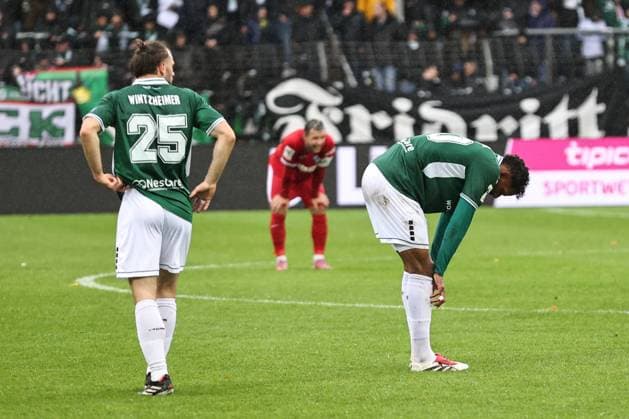 04.10.2025, Fussball, Herren, 10. Spieltag 3. Liga Saison 2025 2026: FC Schweinfurt 05 - SC Verl Von links: Enttäuschung bei Manuel Wintzheimer (FC Schweinfurt 05, 25) und Michael Dellinger (FC Schweinfurt 05, 10)