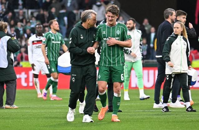 GER, 1. FBL, SV Werder Bremen vs FC St. Pauli 04.10.2025, wohninvest Weserstadion, Bremen, GER, 1. FBL, SV Werder Bremen vs FC St. Pauli im Bild picture shows Spielende. Endstand 1:0. Trainer Horst Steffen (Werder Bremen) und Jens Stage (SV Werder Bremen 06)