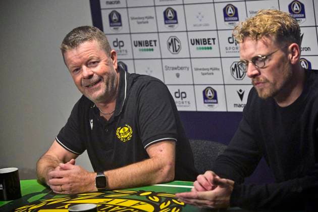 HÄLLEVIK, SVERIGE 20251004 Mjällbys tränare Anders Torstensson och Elfsborgs tränare Oscar Hiljemark efter lördagens fotbollsmatch i allsvenskan mellan Mjällby AIF och IF Elfsborg pa Strandvallen i Hällevik. HÄLLEVIK SVERIGE x50090x Copyright: xJohanxNilsson TTx ALLSVENSKAN MJÄLLBY-ELFSBORG
