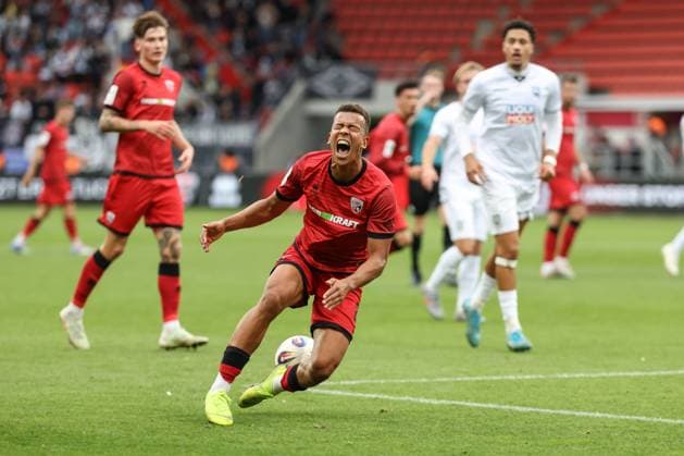 3. Liga; FC Ingolstadt 04 - SSV Ulm; Marcel Costly (22, FCI) verletzt sich Foul 3. Liga - FC Ingolstadt 04 Saison 2025 2026 SSV Ulm