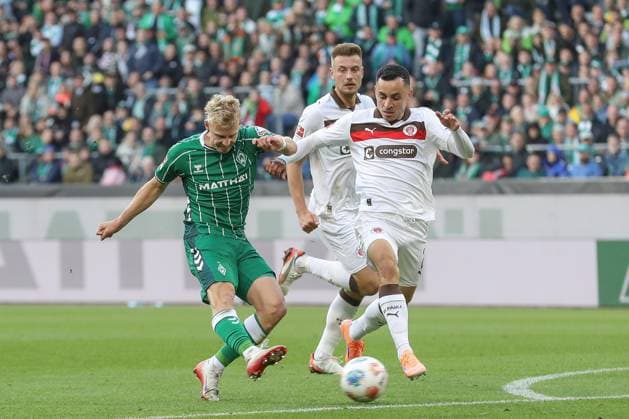 04.10.2025, xtgx, Fussball - 1.Bundesliga SV Werder Bremen - FC St.Pauli v.l. Marco Gruell (Grüll, Bremen, 17), Mathias Pereira Lage (St. Pauli, 28) Zweikampf, Duell, Kampf, tackle (DFL DFB REGULATIONS PROHIBIT ANY USE OF PHOTOGRAPHS as IMAGE SEQUENCES and or QUASI-VIDEO) Bremen