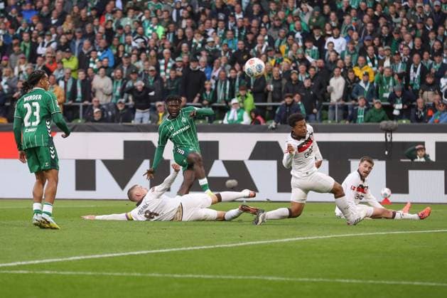 04.10.2025, xtgx, Fussball - 1.Bundesliga SV Werder Bremen - FC St.Pauli v.l. Victor Boniface (Bremen, 44) Torschuss, schiesst den Ball aufs Tor, Schuss (DFL DFB REGULATIONS PROHIBIT ANY USE OF PHOTOGRAPHS as IMAGE SEQUENCES and or QUASI-VIDEO) Bremen