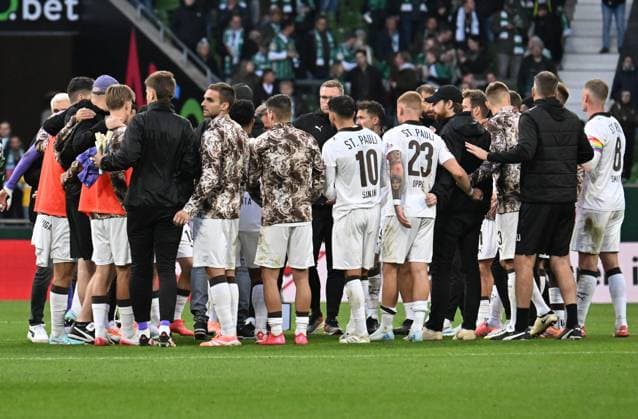 GER, 1. FBL, SV Werder Bremen vs FC St. Pauli 04.10.2025, wohninvest Weserstadion, Bremen, GER, 1. FBL, SV Werder Bremen vs FC St. Pauli im Bild picture shows Spielende. Endstand 1:0. Schlusskreis FC St. Pauli
