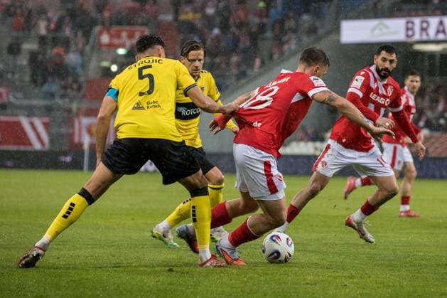 Cottbus, Deutschland 04. Oktober 2025: 3. Liga - 2025 2026 - FC Energie Cottbus vs. Alemannia Aachen Im Bild: v. li. im Zweikampf Sasa Strujic (Alemannia Aachen) und Erik Engelhardt (Energie Cottbus) DFB regulations prohibit any use of photographs as image sequences and or quasi-video. LEAG Energie Stadion Brandenburg Copyright: xFotostandx xWeilandx