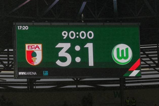 Endstand auf der Anzeigetafel 3:1, FC Augsburg vs. VfL Wolfsburg, Fussball, 1. Bundesliga, 6. Spieltag, 04.10.2025 DFB regulations prohibit any use of photographs as image sequences and or quasi-video Augsburg Bayern Deutschland
