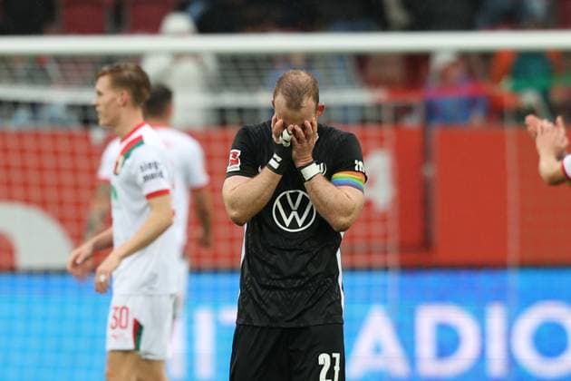 enttaeuschung bei Maximilian Arnold 27 (VfL Wolfsburg) nach Spielende, FC Augsburg vs. VfL Wolfsburg, Fussball, 1. Bundesliga, 6. Spieltag, 04.10.2025 DFB regulations prohibit any use of photographs as image sequences and or quasi-video Augsburg Bayern Deutschland