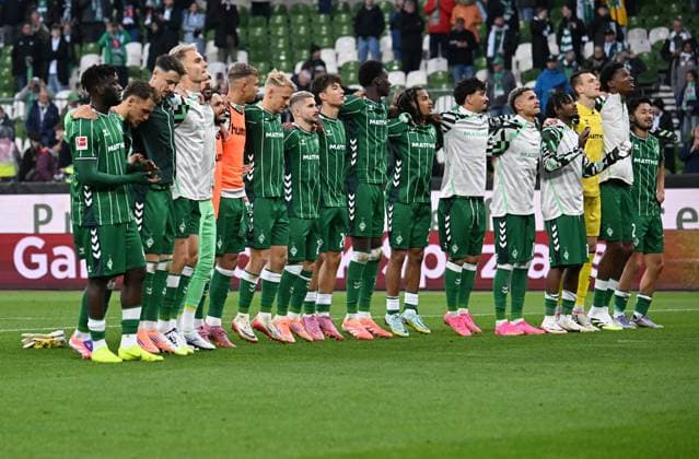 GER, 1. FBL, SV Werder Bremen vs FC St. Pauli 04.10.2025, wohninvest Weserstadion, Bremen, GER, 1. FBL, SV Werder Bremen vs FC St. Pauli im Bild picture shows Spielende. Endstand 1:0. Dank an die Fans nach dem Spiel SV Werder Bremen