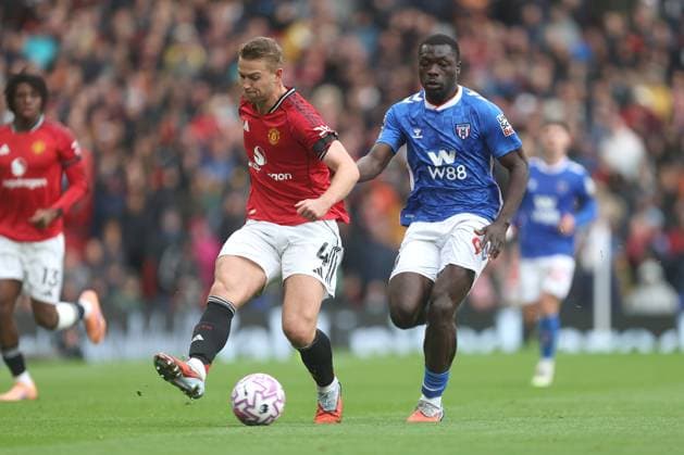 Matthijs De Ligt of Manchester United, ManU and Brian Brobbey of Sunderland Manchester United v Sunderland, Premier League, Football, Old Trafford, Manchester, UK - 04 Oct 2025Manchester Old Trafford United Kingdom EDITORIAL USE ONLY No use with unauthorised audio, video, data, fixture lists, club league logos or live services. Online in-match use limited to 120 images, no video emulation. No use in betting, games or single club league player publications. Copyright: xPhilxOldham Shutterstockx 15515825ar