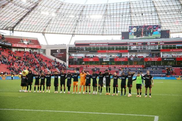 04.10.2025, xrekx, Fussball 1.Bundesliga, Bayer 04 Leverkusen - 1.FC Union Berlin v.l. Bayer Leverkusen Mannschaft, Spieler, jubeln nach Spielende, Team, Player, celebrate at the end of the match (DFL DFB REGULATIONS PROHIBIT ANY USE OF PHOTOGRAPHS as IMAGE SEQUENCES and or QUASI-VIDEO) Leverkusen