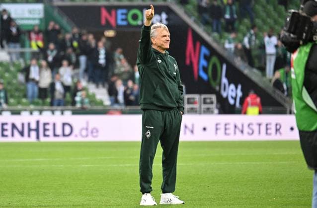 GER, 1. FBL, SV Werder Bremen vs FC St. Pauli 04.10.2025, wohninvest Weserstadion, Bremen, GER, 1. FBL, SV Werder Bremen vs FC St. Pauli im Bild picture shows Spielende. Endstand 1:0. Dank an die Fans nach dem Spiel Trainer Horst Steffen (Werder Bremen)