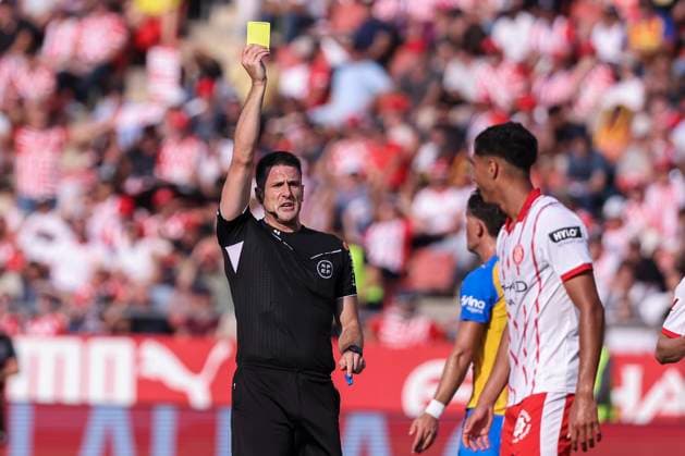 October 4, 2025, Girona, Girona, SPAIN: Vitor Reis of Girona FC see the yellow card during the Spanish league, La Liga EA Sports, football match played between Girona FC and Valencia CF at Montilivi stadium on October 04, 2025 in Girona, Spain. Girona SPAIN - ZUMAa181 20251004_zaa_a181_072 Copyright: xJavierxBorregox