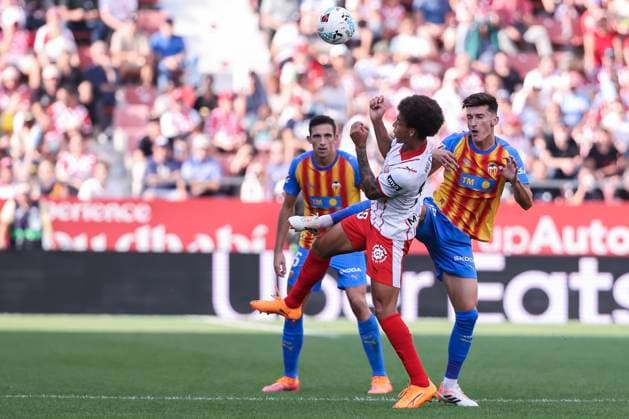 October 4, 2025, Girona, Girona, SPAIN: Axel Witsel of Girona FC and Pepelu of Valencia CF compete for the ball during the Spanish league, La Liga EA Sports, football match played between Girona FC and Valencia CF at Montilivi stadium on October 04, 2025 in Girona, Spain. Girona SPAIN - ZUMAa181 20251004_zaa_a181_077 Copyright: xJavierxBorregox