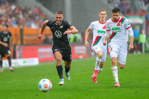 Kilian Fischer (2, VfL Wolfsburg) und Elvis Rexhbecaj (8, FC Augsburg) beim Spiel zwischen FC Augsburg v VfL Wolfsburg, Fußball, Herren, Bundesliga, 2025 2026, 6.Spieltag am 04.10.2025 in Augsburg, WWK-Arena. DFL and DFB regulations prohibit any use of photographs as image sequences and or quasi-video. Bayern Deutschland