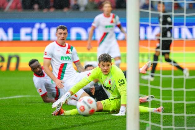 Finn Dahmen (1, FC Augsburg) beim Spiel zwischen FC Augsburg v VfL Wolfsburg, Fußball, Herren, Bundesliga, 2025 2026, 6.Spieltag am 04.10.2025 in Augsburg, WWK-Arena. DFL and DFB regulations prohibit any use of photographs as image sequences and or quasi-video. Bayern Deutschland