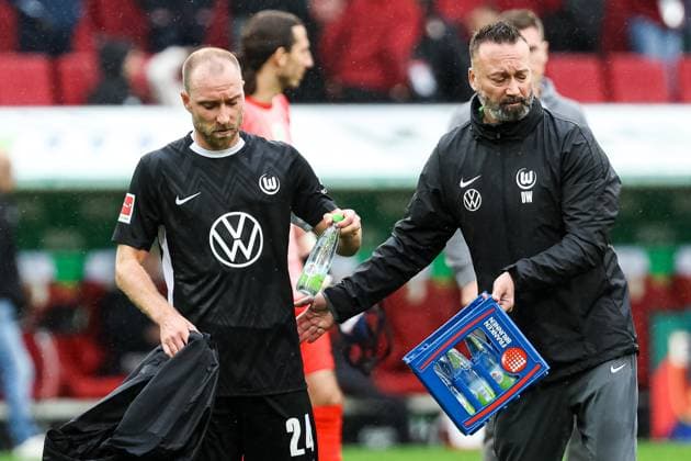 Endstand 3:1 der FC Augsburg besiegt den VfL Wolfsburg. Grosse Enttaeuschung beim Team Wolfsburg. Ratlos Christian Eriksen (VFL Wolfsburg, 24) GER, FC Augsburg vs. VfL Wolfsburg, 1.Bundesliga Fussball, 06. Spieltag, Saison 2025 2026, 04.10.2025 DFB DFL REGULATIONS PROHIBIT ANY USE OF PHOTOGRAPHS AS IMAGE SEQUENCES AND OR QUASI-VIDEO GER, FC Augsburg vs. VfL Wolfsburg, 1.Bundesliga Fussball, 06. Spieltag, Saison 2025 2026, 04.10.2025 Augsburg Copyright: xEibner-Pressefoto RogerxBuerkex EP_RBE