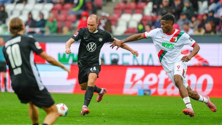 Christian Eriksen (24, VfL Wolfsburg) und Samuel Essende (9, FC Augsburg) beim Spiel zwischen FC Augsburg v VfL Wolfsburg, Fußball, Herren, Bundesliga, 2025 2026, 6.Spieltag am 04.10.2025 in Augsburg, WWK-Arena. DFL and DFB regulations prohibit any use of photographs as image sequences and or quasi-video. Bayern Deutschland