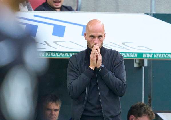 Head coach Paul Simonis of Wolfsburg sad in the match FC AUGSBURG - VFL WOLFSBURG on October 4, 2025 in WWK Arena Augsburg, Germany. Season 2025 2026, 1.Bundesliga, FCB, matchday 6, 6.Spieltag