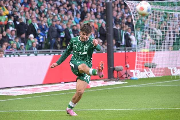Befreiungsschlag Patrice Covic (SV Werder Bremen 24), SV Werder Bremen - FC St Pauli , Fussball, Bundesliga, DFL, 04.10.2025 DFB regulations prohibit any use of photographs as image sequences and or quasi-video Bremen Bremen Deutschland