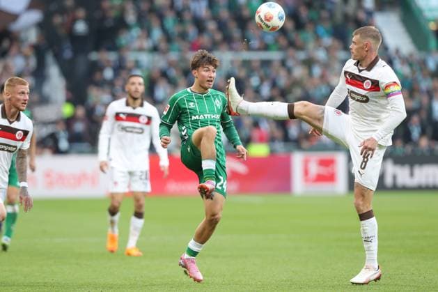 04.10.2025, xtgx, Fussball - 1.Bundesliga SV Werder Bremen - FC St.Pauli v.l. Patrice Covic (Bremen, 24), Eric Smith (St. Pauli, 8) Zweikampf, Duell, Kampf, tackle (DFL DFB REGULATIONS PROHIBIT ANY USE OF PHOTOGRAPHS as IMAGE SEQUENCES and or QUASI-VIDEO) Bremen