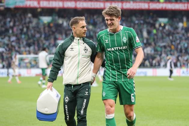 04.10.2025, xtgx, Fussball - 1.Bundesliga SV Werder Bremen - FC St.Pauli v.l. Jens Stage (Bremen, 6) verletzt, Verletzung (DFL DFB REGULATIONS PROHIBIT ANY USE OF PHOTOGRAPHS as IMAGE SEQUENCES and or QUASI-VIDEO) Bremen