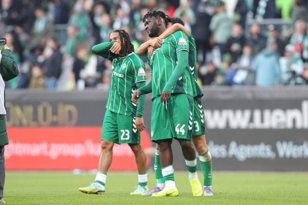 04.10.2025, xtgx, Fussball - 1.Bundesliga SV Werder Bremen - FC St.Pauli v.l. Yukinari Sugawara (Bremen, 3), Victor Boniface (Bremen, 44) Jubel ueber den Sieg, Jubel nach Spielende (DFL DFB REGULATIONS PROHIBIT ANY USE OF PHOTOGRAPHS as IMAGE SEQUENCES and or QUASI-VIDEO) Bremen