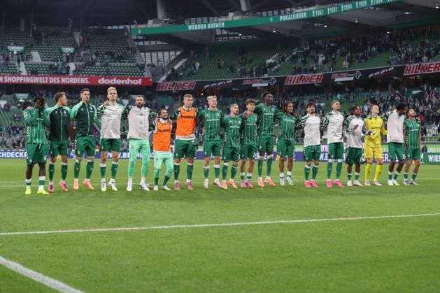 04.10.2025, xtgx, Fussball - 1.Bundesliga SV Werder Bremen - FC St.Pauli v.l. Bremen Jubel ueber den Sieg, Jubel nach Spielende (DFL DFB REGULATIONS PROHIBIT ANY USE OF PHOTOGRAPHS as IMAGE SEQUENCES and or QUASI-VIDEO) Bremen
