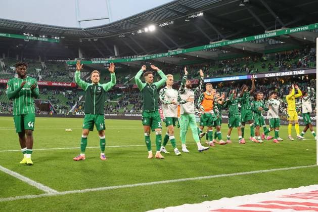 04.10.2025, xtgx, Fussball - 1.Bundesliga SV Werder Bremen - FC St.Pauli v.l. Bremen Jubel ueber den Sieg, Jubel nach Spielende (DFL DFB REGULATIONS PROHIBIT ANY USE OF PHOTOGRAPHS as IMAGE SEQUENCES and or QUASI-VIDEO) Bremen