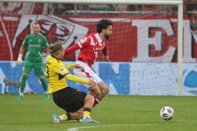 23 Lars Gindorf (Aachen, l.), 5 Dominik Pelivan (Energie Cottbus) Fussball 3. Liga 2025 2026 FC Energie Cottbus - Alemannia Aachen
