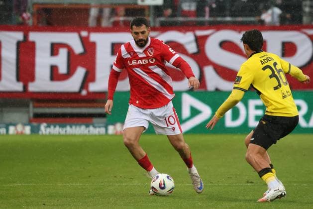 10 Tolcay Cigerci (Energie Cottbus, l.), 36 Faton Ademi (Aachen) Fussball 3. Liga 2025 2026 FC Energie Cottbus - Alemannia Aachen
