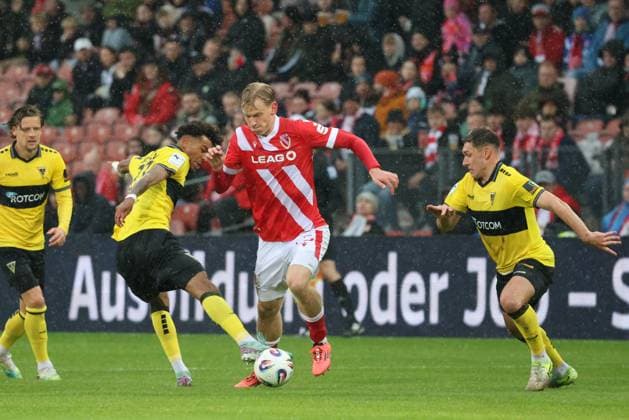 37 Joel da Silva Kiala (Aachen, l.) im Duell mit 25 Ted Tattermusch (Energie Cottbus, M.) Fussball 3. Liga 2025 2026 FC Energie Cottbus - Alemannia Aachen