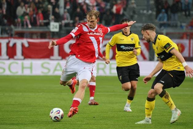 25 Ted Tattermusch (Energie Cottbus) beim Torschuss, 4 Felix Meyer (Aachen) Fussball 3. Liga 2025 2026 FC Energie Cottbus - Alemannia Aachen