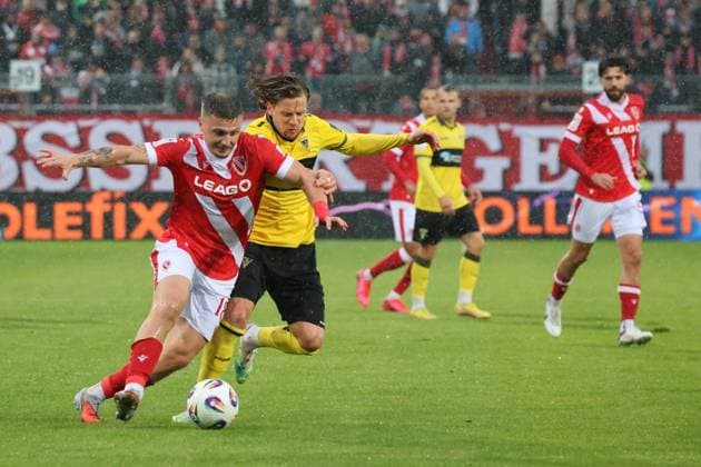18 Erik Engelhardt (Energie Cottbus, l.) im Duell mit 8 Bentley Baxter Bahn (Aachen) Fussball 3. Liga 2025 2026 FC Energie Cottbus - Alemannia Aachen