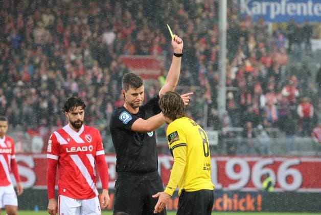 Schiedsrichter Yannick Sager zeigt 8 Bentley Baxter Bahn (Aachen) die Gelbe Karte Fussball 3. Liga 2025 2026 FC Energie Cottbus - Alemannia Aachen