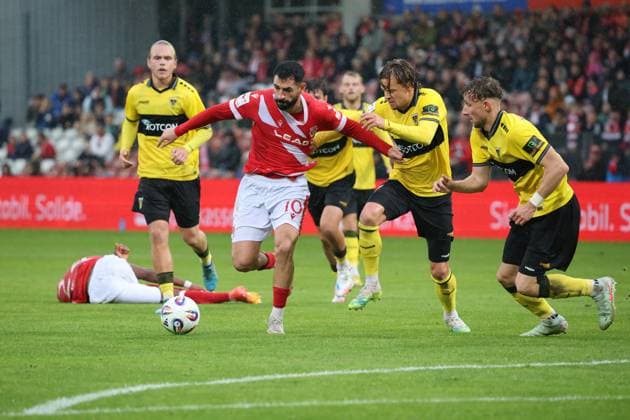 10 Tolcay Cigerci (Energie Cottbus, l.) im Duell mit 8 Bentley Baxter Bahn (Aachen), 4 Felix Meyer (Aachen, r.) Fussball 3. Liga 2025 2026 FC Energie Cottbus - Alemannia Aachen