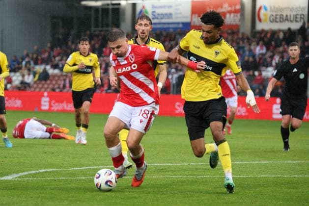 18 Erik Engelhardt (Energie Cottbus, l.) im Duell mit 37 Joel da Silva Kiala (Aachen) Fussball 3. Liga 2025 2026 FC Energie Cottbus - Alemannia Aachen